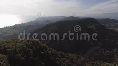 美丽的青山，黑海，阿布哈兹，海岸和山谷景观。